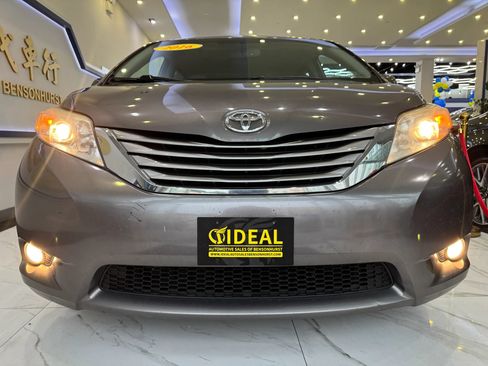 Used 2016 Toyota Sienna XLE Premium w/ Outdoor Package FWD image 3