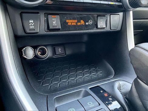 Used 2021 Toyota RAV4 XLE w/ Convenience Package AWD/4WD image 16