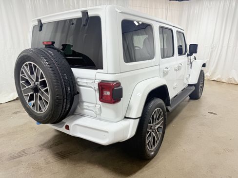 Used 2022 Jeep Wrangler Unlimited Sahara image 8