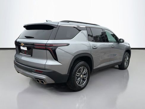 Used 2024 Chevrolet Traverse LT image 3