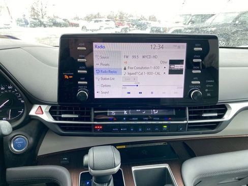 Used 2022 Toyota Sienna XLE w/ XLE Plus Package image 17