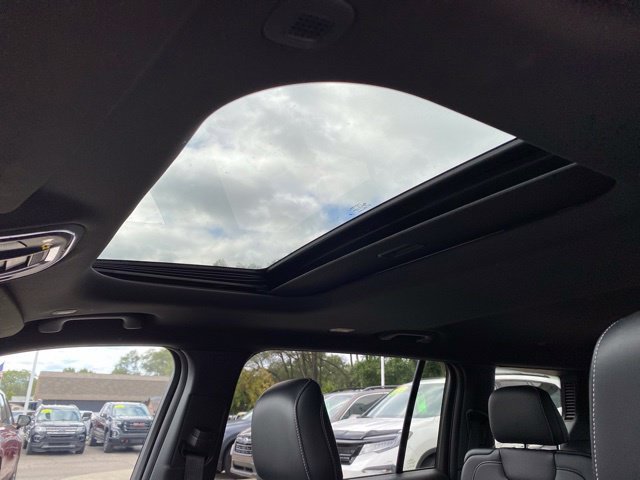 Used 2023 Jeep Grand Cherokee L Altitude AWD/4WD image 17