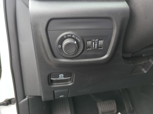 Used 2023 Jeep Grand Cherokee Laredo AWD/4WD image 23