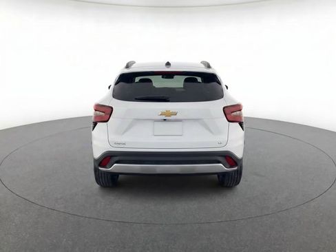Used 2025 Chevrolet Trax LT w/ LT Convenience Package FWD image 3