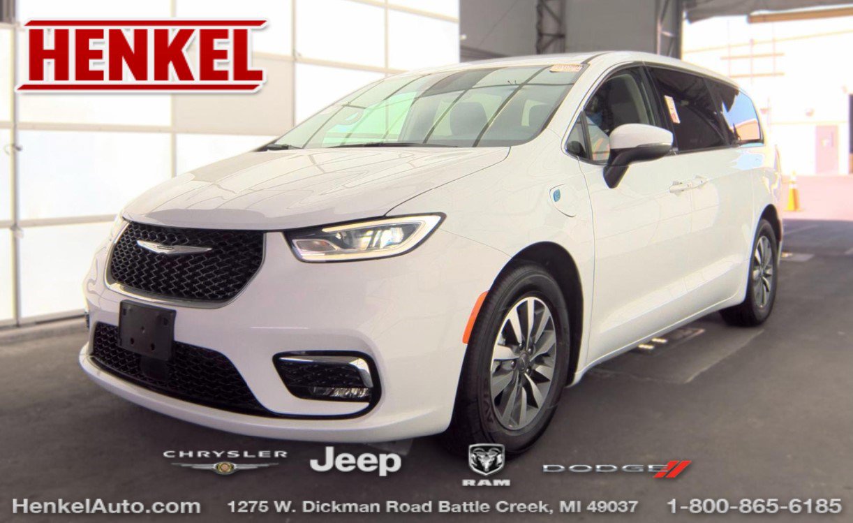 Used 2023 Chrysler Pacifica Touring-L FWD image 1