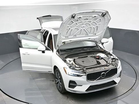 Used 2023 Volvo XC60 B5 Plus image 41