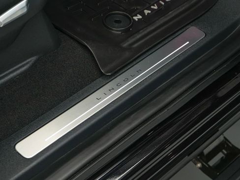 Used 2025 Lincoln Navigator Reserve AWD/4WD image 38