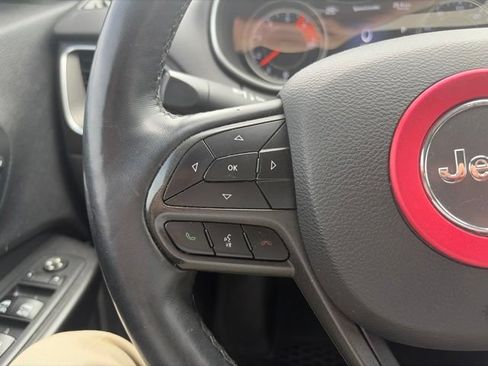 Used 2019 Jeep Cherokee Trailhawk AWD/4WD image 17