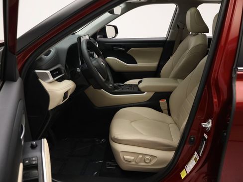 Used 2024 Toyota Highlander XLE AWD/4WD image 14