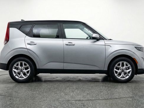 Used 2025 Kia Soul LX w/ LX Technology Package FWD image 11