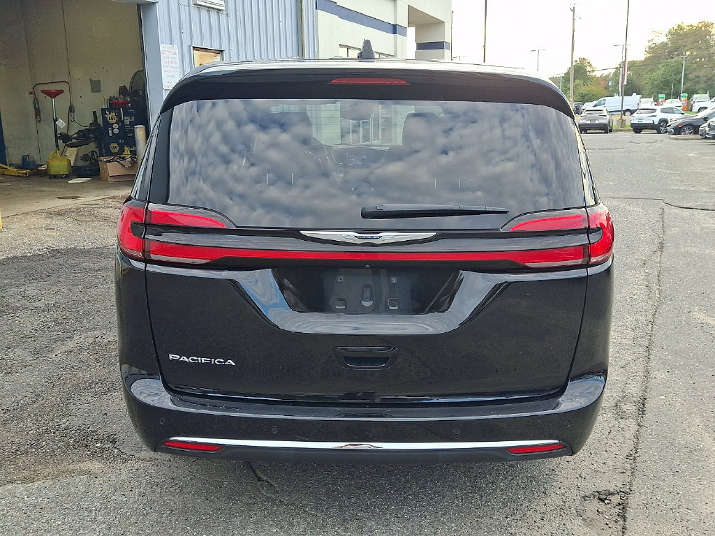 Used 2024 Chrysler Pacifica Touring-L FWD image 5