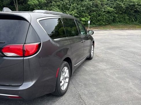 Used 2019 Chrysler Pacifica Touring-L Plus FWD image 5