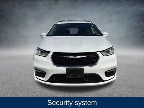 Used 2022 Chrysler Pacifica Touring-L image 9