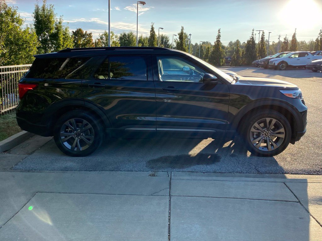 Used 2022 Ford Explorer XLT w/ Equipment Group 202A AWD/4WD image 4