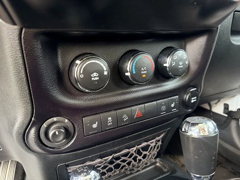 Used 2015 Jeep Wrangler Unlimited Sahara AWD/4WD image 18