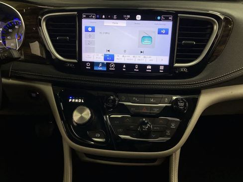Used 2023 Chrysler Pacifica Limited FWD image 25