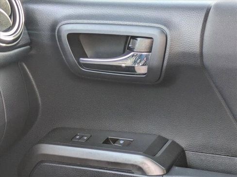 Used 2018 Toyota Tacoma TRD Off-Road image 2