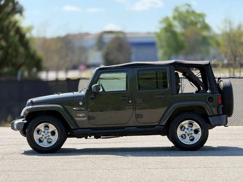 Used 2015 Jeep Wrangler Unlimited Sahara w/ Connectivity Group AWD/4WD image 8