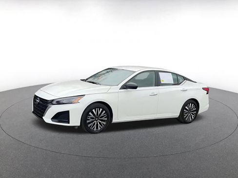 Used 2025 Nissan Altima 2.5 SV image 8