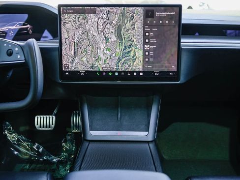 Used 2022 Tesla Model S Plaid image 13