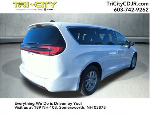 New 2026 Chrysler Pacifica Select image 5