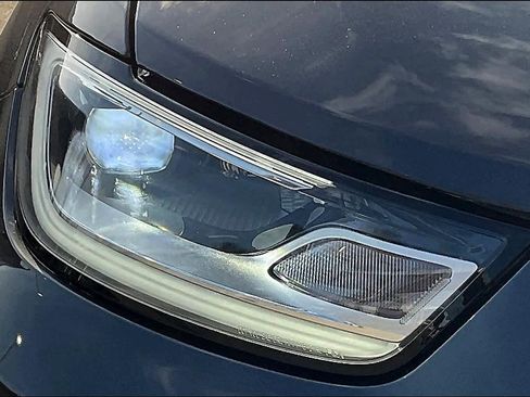 Used 2023 Chrysler Pacifica Limited w/ Uconnect Theater Family Group image 26