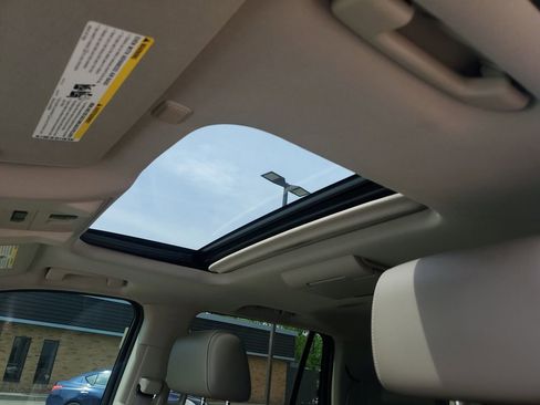 Used 2015 Chevrolet Tahoe LTZ AWD/4WD image 19