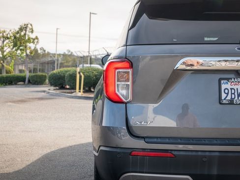 Used 2022 Ford Explorer XLT w/ Equipment Group 202A image 9