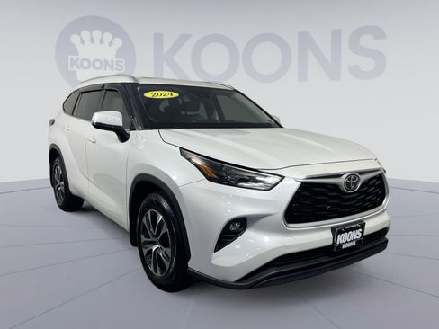 Used 2022 Toyota Highlander XLE AWD/4WD image 2