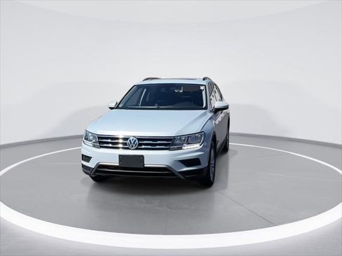 Used 2018 Volkswagen Tiguan SE w/ Panoramic Sunroof Package image 3