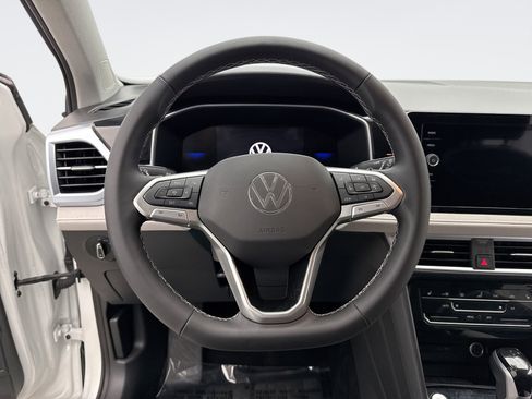 Used 2025 Volkswagen Taos SE image 12