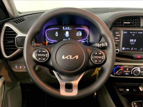 Used 2025 Kia Soul LX w/ LX Technology Package FWD image 5