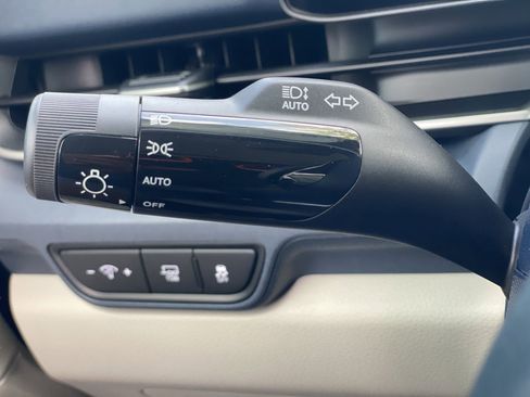 Used 2025 Kia Carnival EX FWD image 25