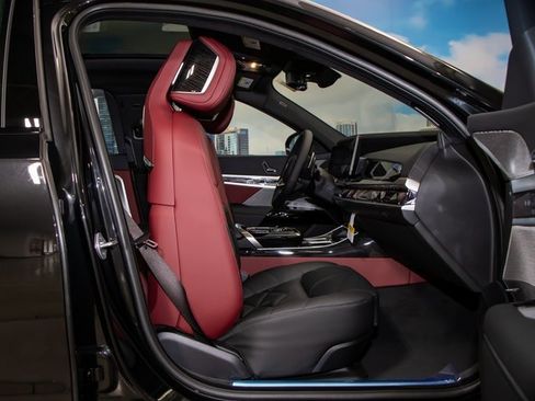 Used 2025 BMW 740i xDrive w/ Premium Package image 22