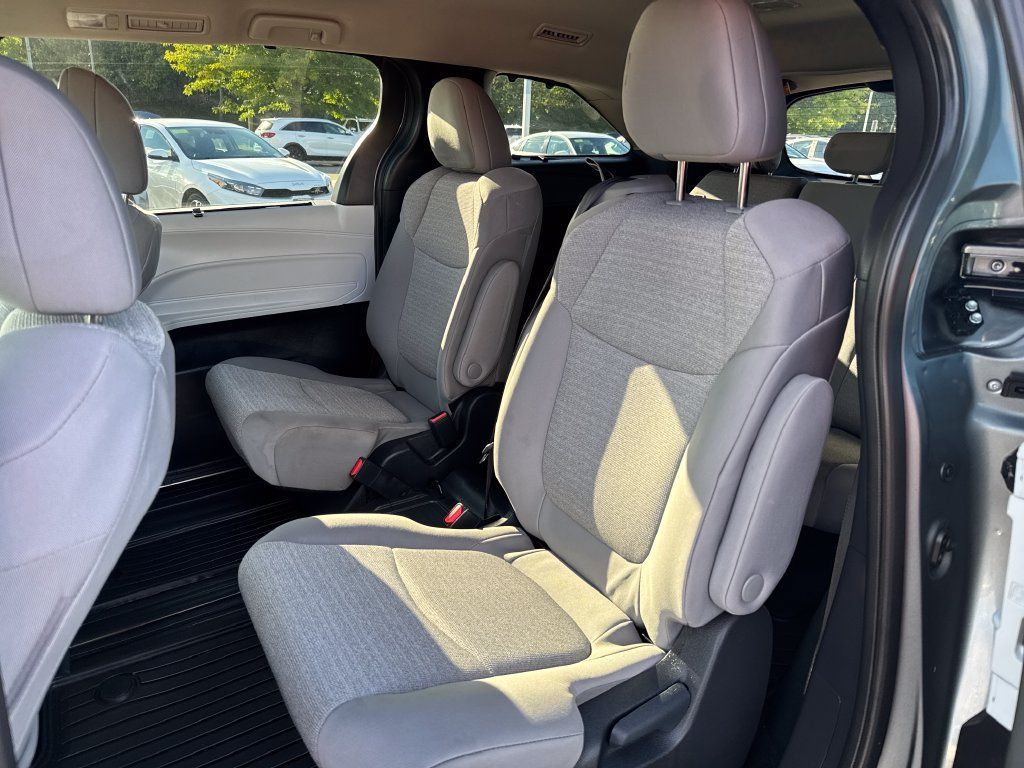 Used 2026 Toyota Sienna LE AWD/4WD image 37