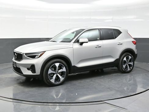 Used 2025 Volvo XC40 B5 Plus image 3