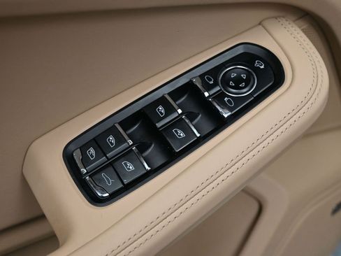 Used 2026 Porsche Macan AWD/4WD image 19