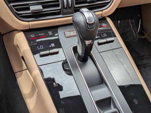 Certified 2024 Porsche Macan AWD/4WD image 22