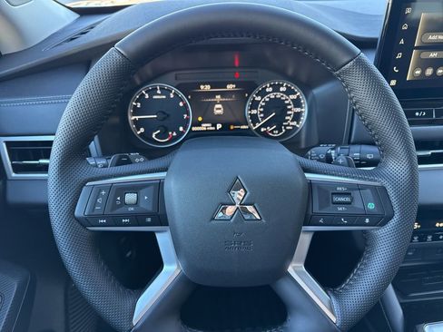 New 2025 Mitsubishi Outlander SE image 15