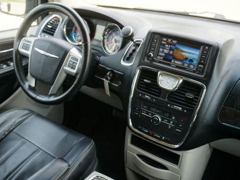 Used 2014 Chrysler Town & Country Touring FWD image 35