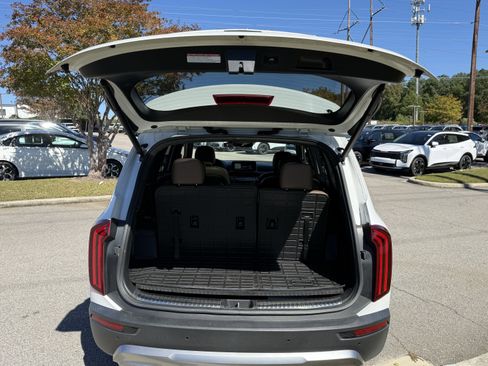 Used 2020 Kia Telluride SX w/ SX Prestige Package image 3