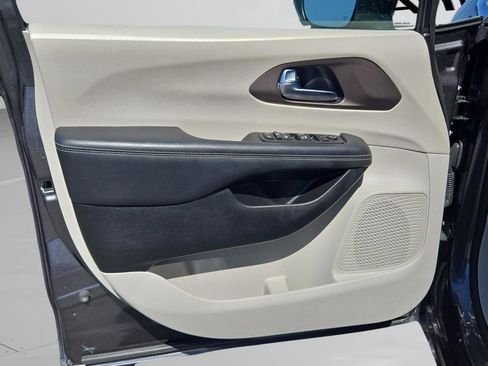 Certified 2023 Chrysler Voyager LX image 33