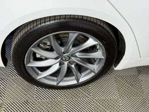 Used 2018 Alfa Romeo Giulia image 5