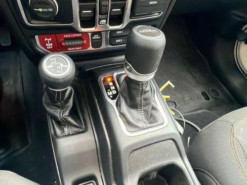 Used 2025 Jeep Gladiator Mojave w/ Convenience Group AWD/4WD image 22