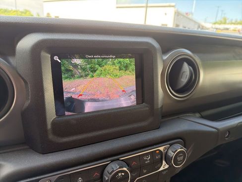 Used 2021 Jeep Gladiator Sport AWD/4WD image 17