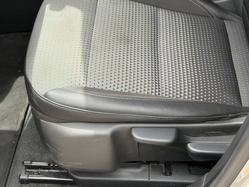 Used 2025 Chevrolet Trax LT FWD image 5