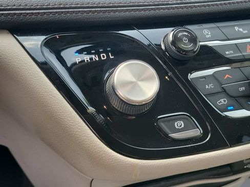 Used 2018 Chrysler Pacifica Limited w/ Tire & Wheel Group FWD image 35