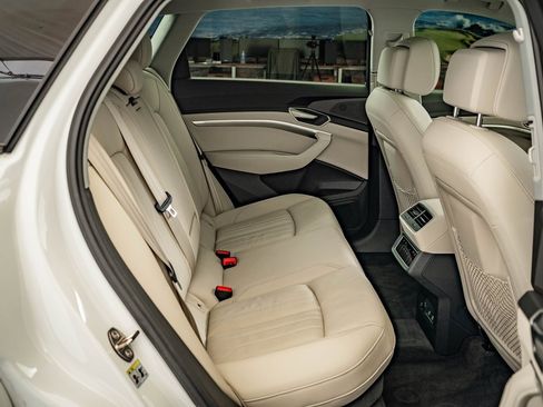 Used 2021 Audi e-tron Premium w/ Convenience Plus Package image 38