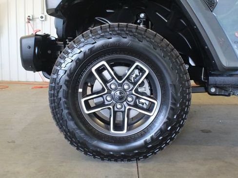 Used 2025 Jeep Gladiator Mojave AWD/4WD image 25