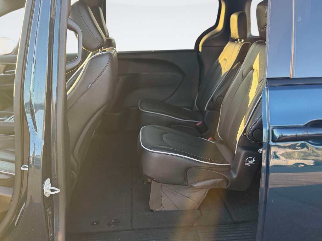 Used 2025 Chrysler Pacifica Limited FWD image 13